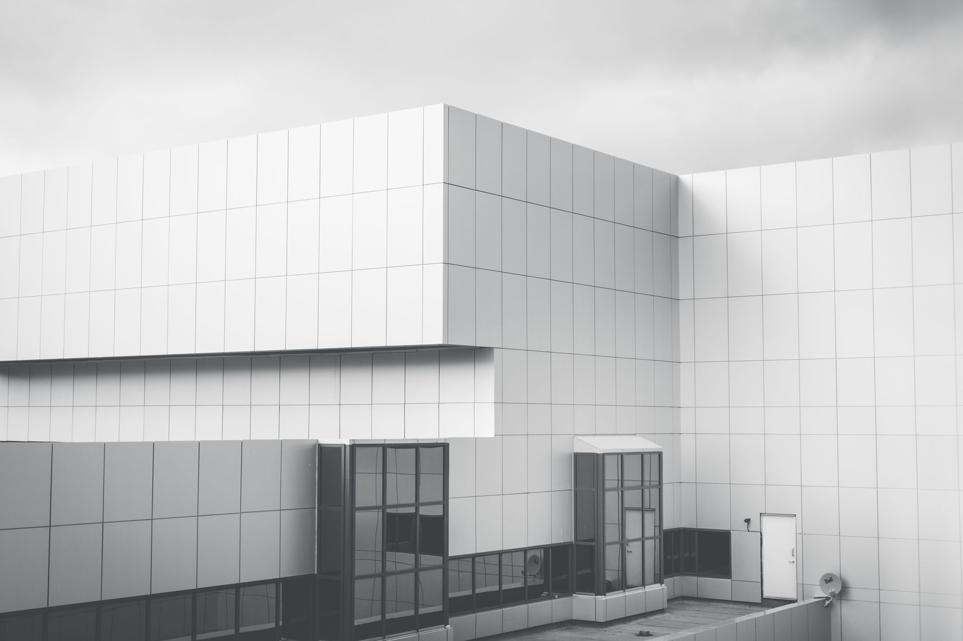 En moderne hvid bygning med store facadeplader